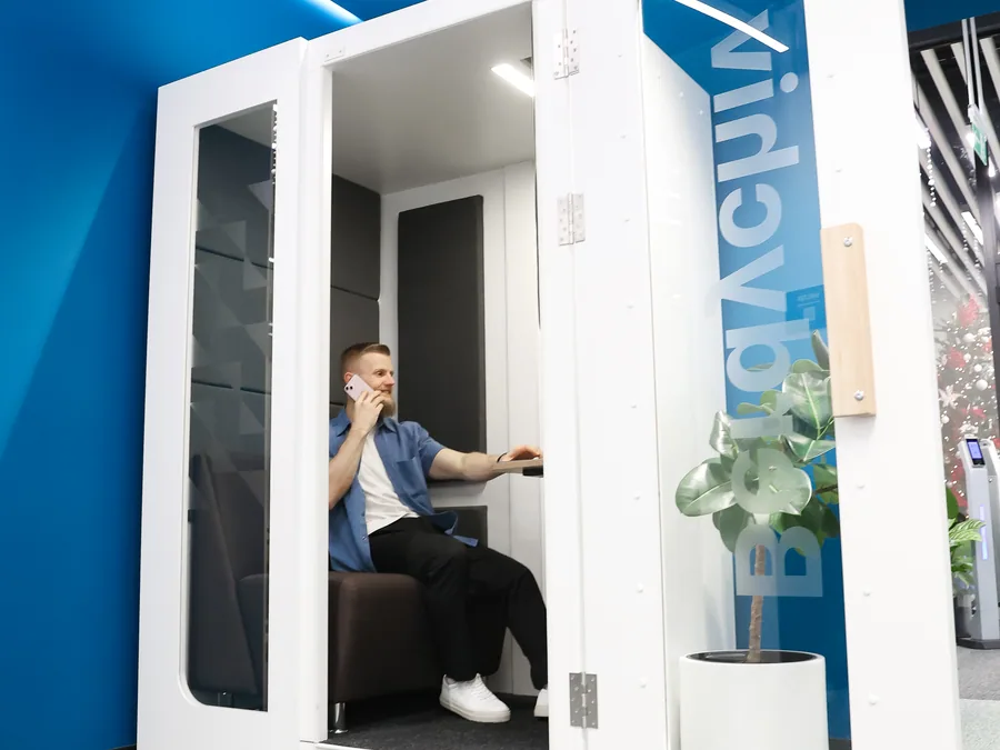 Silentbox Solo w biurze z niebieską ścianą